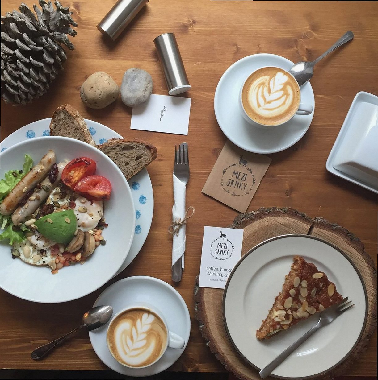 مائدة برانش دافئة في كافيه Rise & Gather بالرياض، صباح مبكر مع ضوء طبيعي وخبز طازج